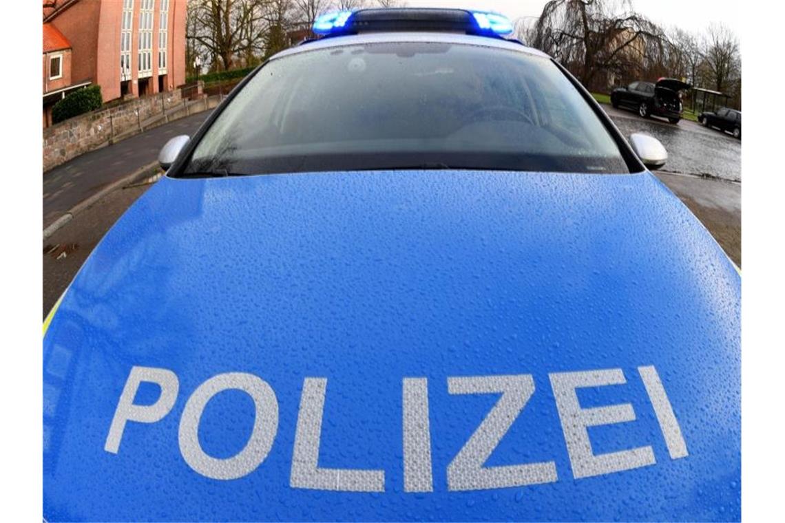 Mine statt Gaskocher: Gegenstand löst Polizeieinsatz aus Ein Streifenwagen der Polizei. Foto: Carsten Rehder/dpa/Symbolbild
