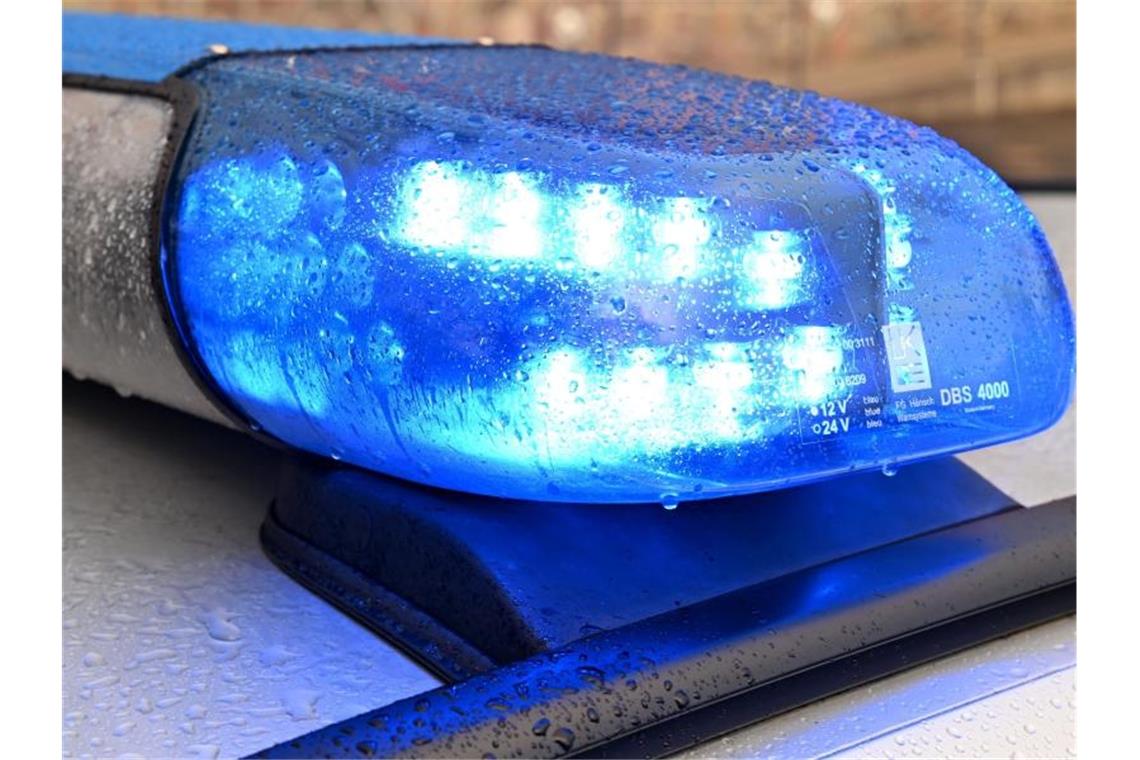 Betrunkener Mann schläft bei laufendem Motor am Steuer ein Ein Streifenwagen der Polizei hat das Blaulicht eingeschaltet. Foto: Carsten Rehder/dpa/Symbolbild