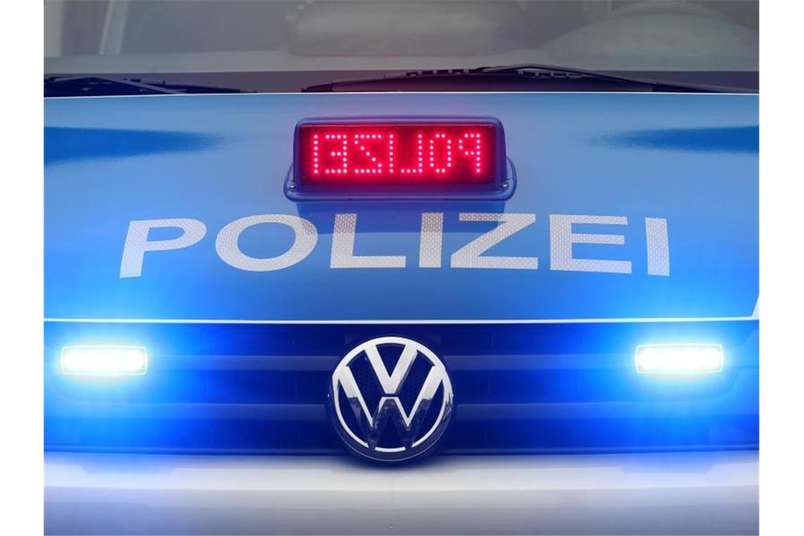 Ein Streifenwagen der Polizei ist mit Blaulicht im Einsatz. Foto: picture alliance / dpa/Symbolbild