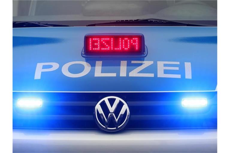 Ein Streifenwagen der Polizei ist mit Blaulicht im Einsatz. Foto: picture alliance / dpa/Symbolbild