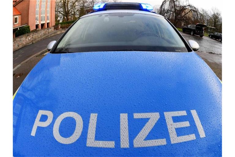 Ein Streifenwagen der Polizei mit eingeschaltetem Blaulicht. Foto: Carsten Rehder/dpa/Archiv
