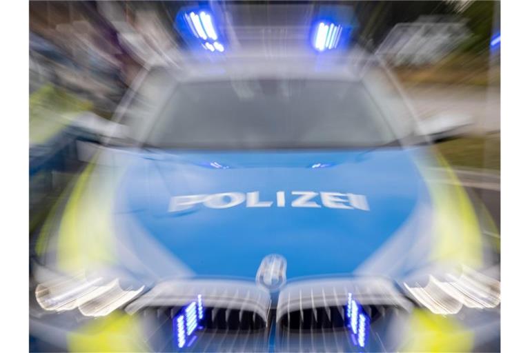 Ein Streifenwagen der Polizei mit eingeschaltetem Blaulicht. Foto: Daniel Karmann/dpa/Symbolbild