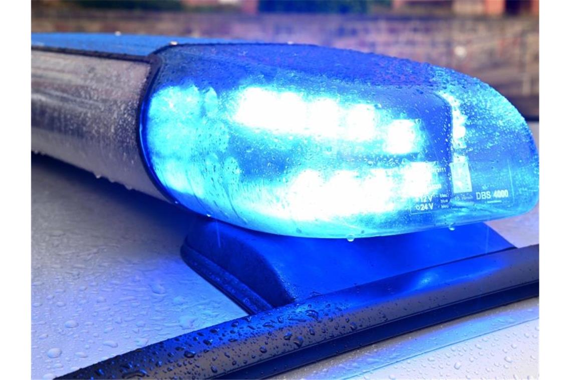 Doch nicht angeschossen: Mann verletzte sich selbst Ein Streifenwagen der Polizei mit eingeschaltetem Blaulicht. Foto: Carsten Rehder/dpa/Archivbild