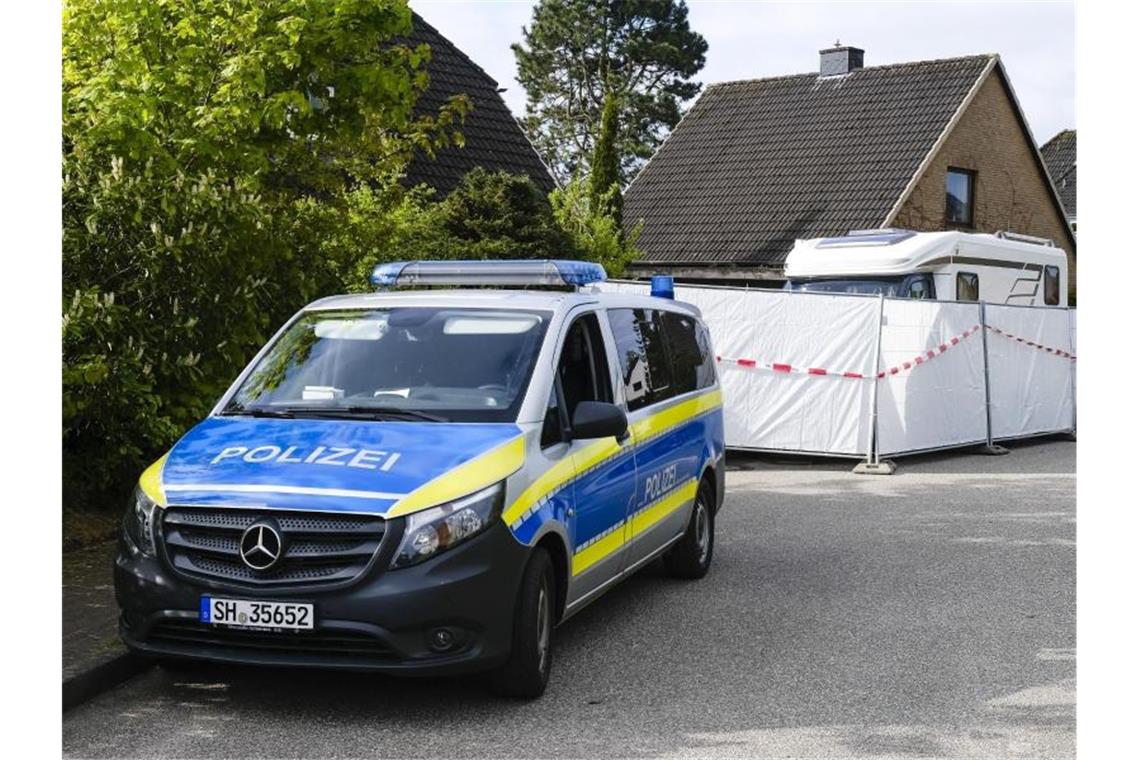 Drei Tote bei Kiel - Noch keine Aussage des Verdächtigen Ein Streifenwagen der Polizei steht an dem Haus in Dänischenhagen, in dem zwei Tote gefunden wurden. Foto: Frank Molter/dpa