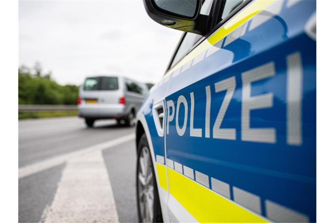 Mann scheitert bei Schmuggelversuch von 85.000 Euro Ein Streifenwagen der Polizei steht auf einer Straße. Foto: Guido Kirchner/dpa/Symbolbild