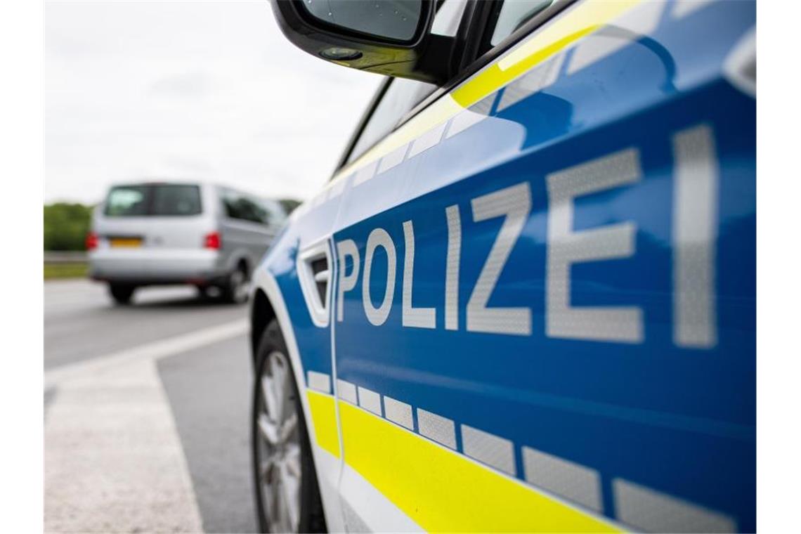 Verbotenes Autorennen in Ulm Ein Streifenwagen der Polizei steht auf einer Straße. Foto: Guido Kirchner/dpa/Symbolbild