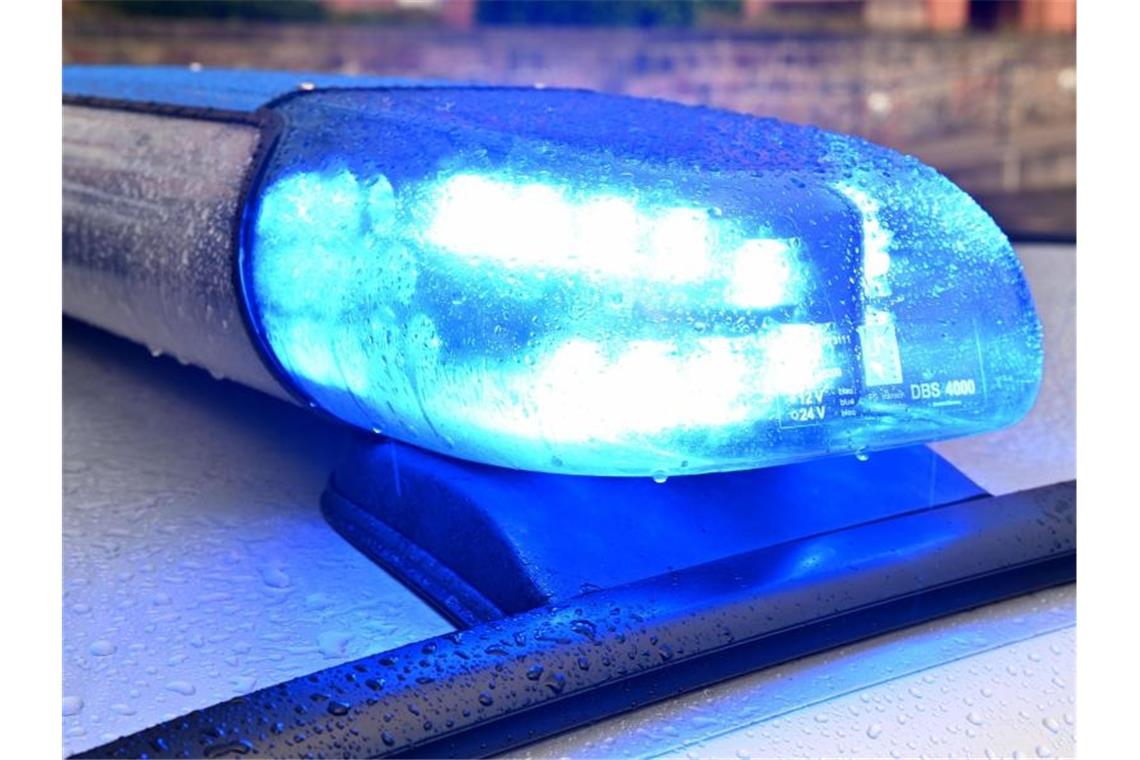 Falsche Polizisten erbeuten mehr als zehntausend Euro Ein Streifenwagen der Polizei steht mit eingeschaltetem Blaulicht. Foto: Carsten Rehder/dpa/Archivbild