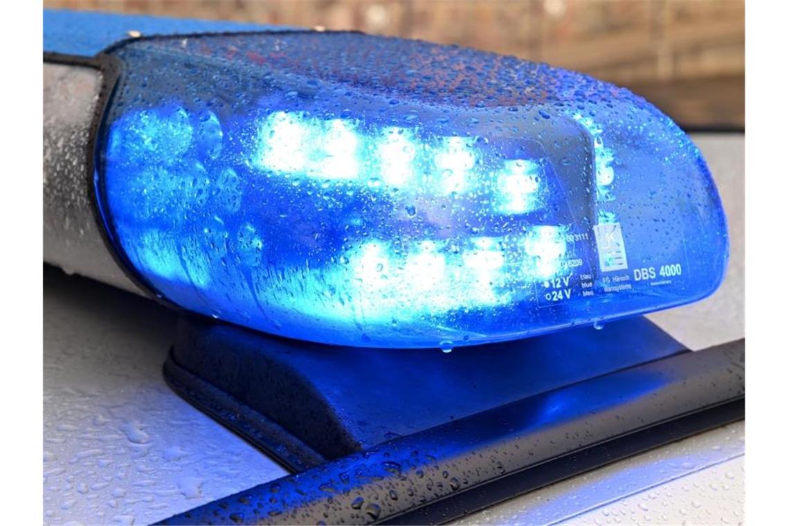 Ein Streifenwagen der Polizei steht mit eingeschaltetem Blaulicht. Foto: Carsten Rehder/dpa