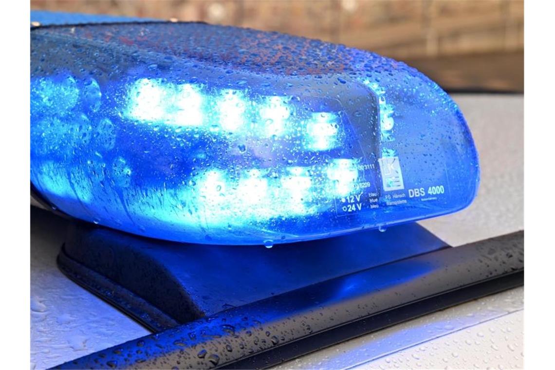 Ein Streifenwagen der Polizei steht mit eingeschaltetem Blaulicht an einem Einsatzort. Foto: Carsten Rehder/dpa/Symbolbild