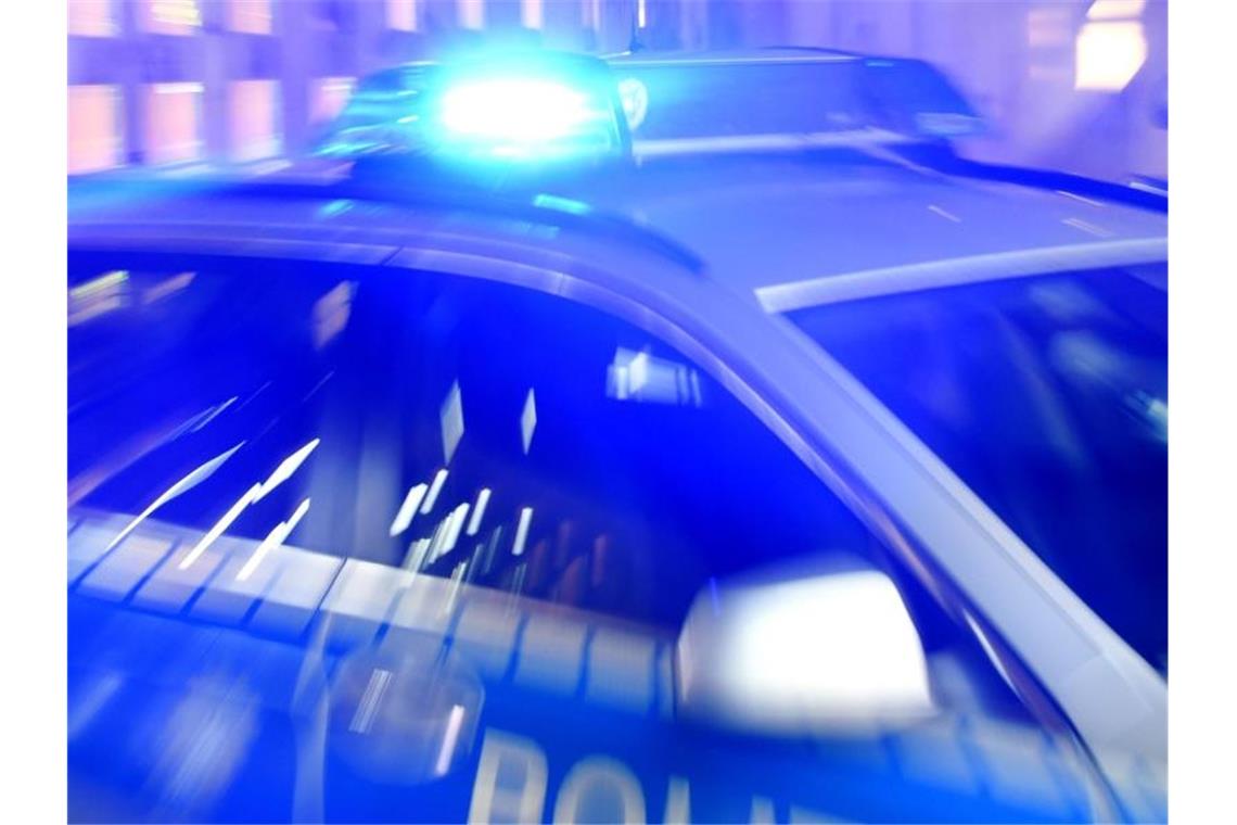 Zwei Busse in Esslingen kollidiert Ein Streifenwagen der Polizei steht mit eingeschaltetem Blaulicht auf der Straße. F. Foto: Carsten Rehder/dpa