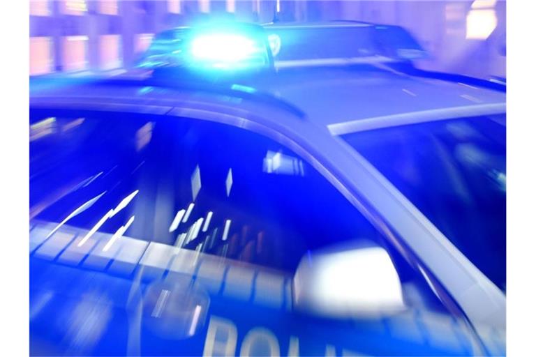 Ein Streifenwagen der Polizei steht mit eingeschaltetem Blaulicht auf der Straße. Foto: Carsten Rehder/dpa/Archiv