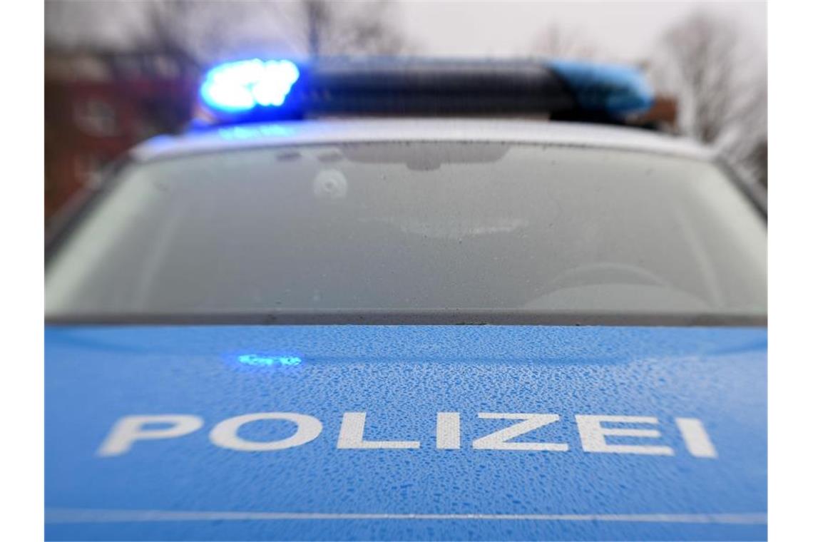 Mann attackiert Schwiegertochter im Wald Ein Streifenwagen der Polizei steht mit eingeschaltetem Blaulicht. Foto: Carsten Rehder/dpa/Archivbild