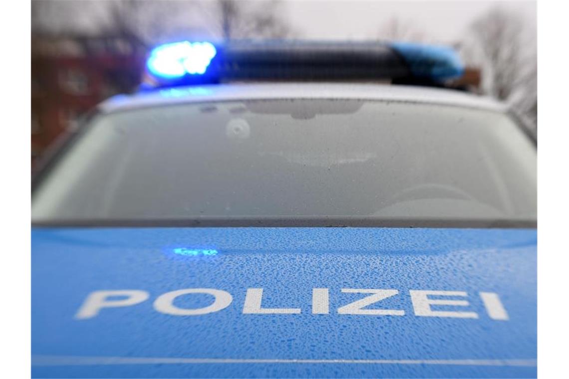 Polizeiauto stößt mit Straßenbahn zusammen Ein Streifenwagen der Polizei steht mit eingeschaltetem Blaulicht. Foto: Carsten Rehder/dpa