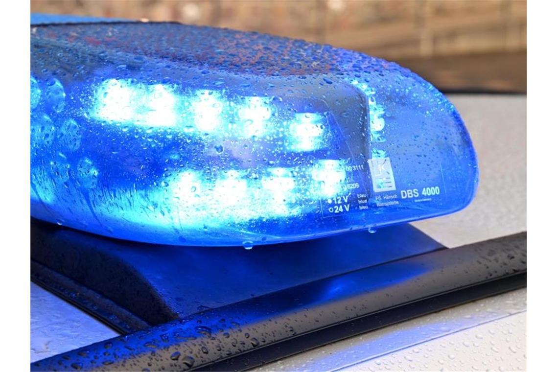 Ein Streifenwagen der Polizei steht mit eingeschaltetem Blaulicht am Straßenrand. Foto: Carsten Rehder/dpa/Symbolbild