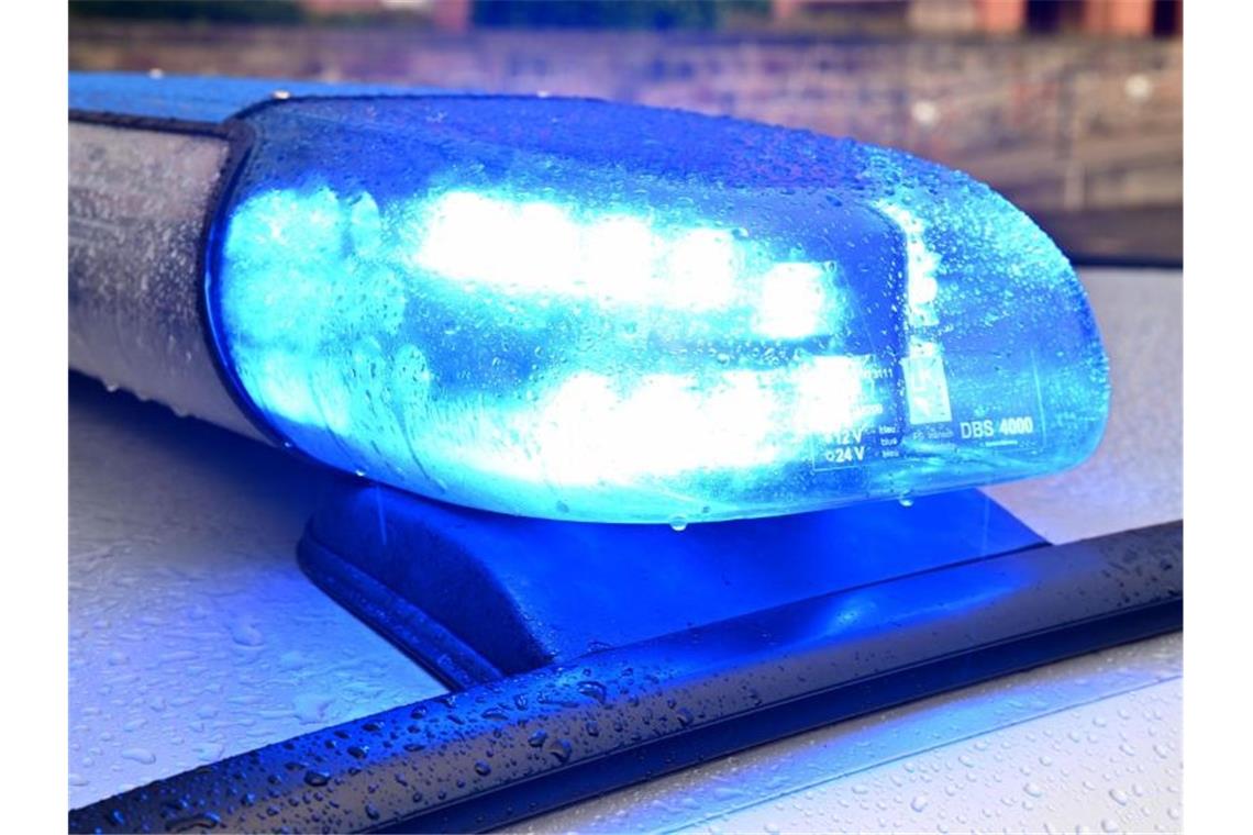 Flüchtiger in Oppenau: „Manifest“ hat keine Bedeutung Ein Streifenwagen der Polizei steht mit eingeschaltetem Blaulicht. Foto: Carsten Rehder/dpa/Symbolbild