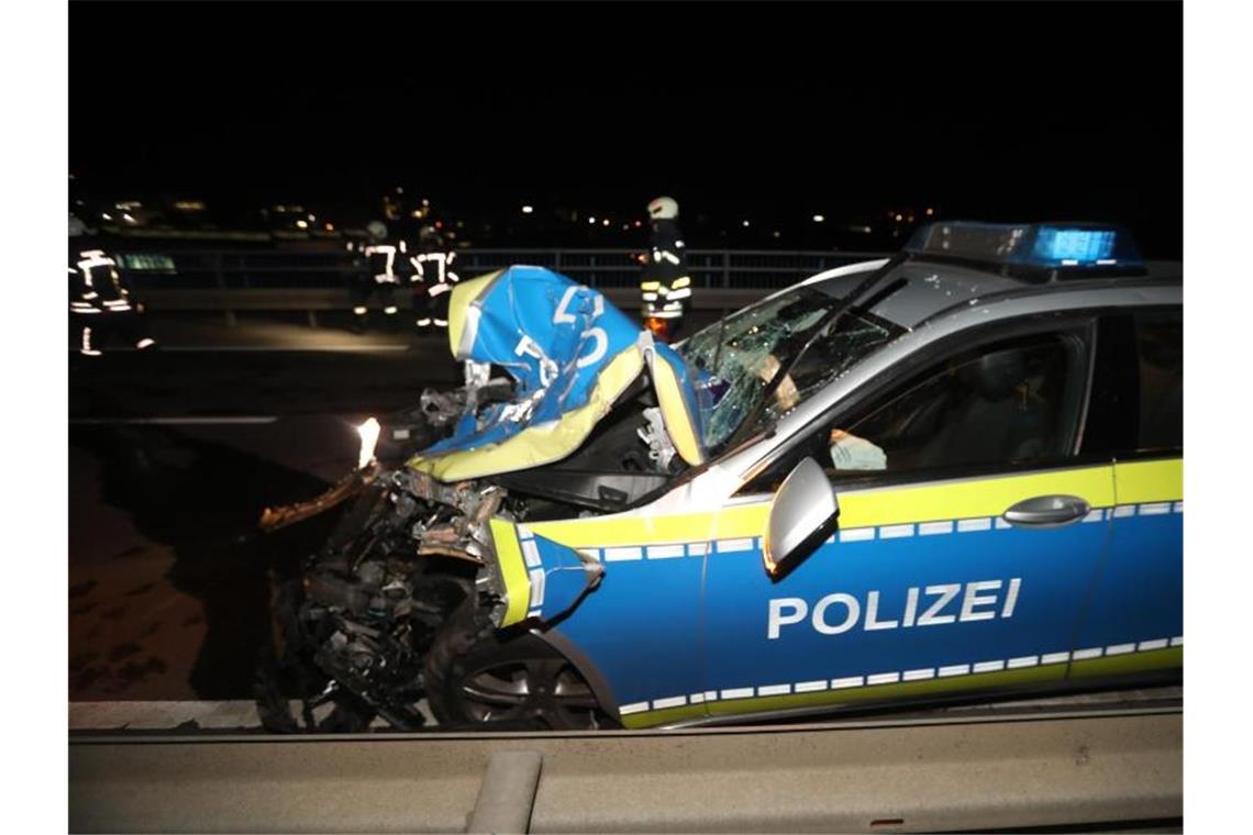 Ein Streifenwagen der Polizei steht nach einem Unfall am Straßenrand. Foto: Ralf Zwiebler/dpa