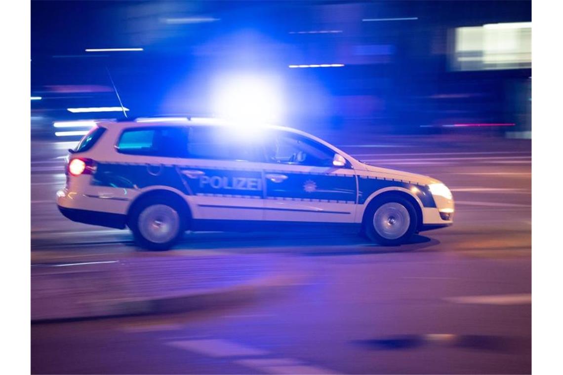 Ein Streifenwagen fährt durch die Innenstadt. Foto: Lino Mirgeler/dpa/Symbolbild