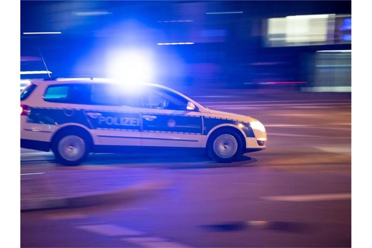Ein Streifenwagen fährt durch die Innenstadt. Foto: Lino Mirgeler/dpa/Symbolbild