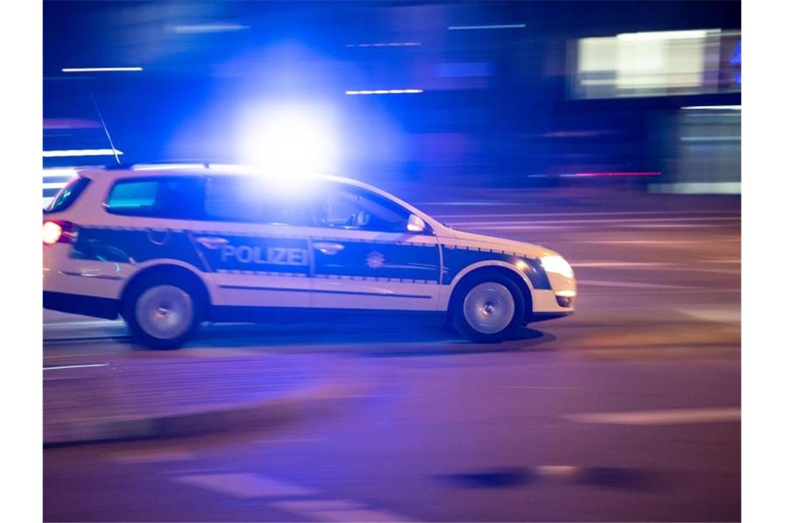 Ein Streifenwagen fährt durch die Innenstadt. Foto: Lino Mirgeler/dpa/Symbolbild