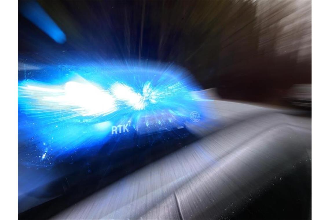 Polizei erwischt Zwölfjährigen auf Motorrad Ein Streifenwagen mit Blaulicht. Foto: Karl-Josef Hildenbrand/dpa/Archivbild