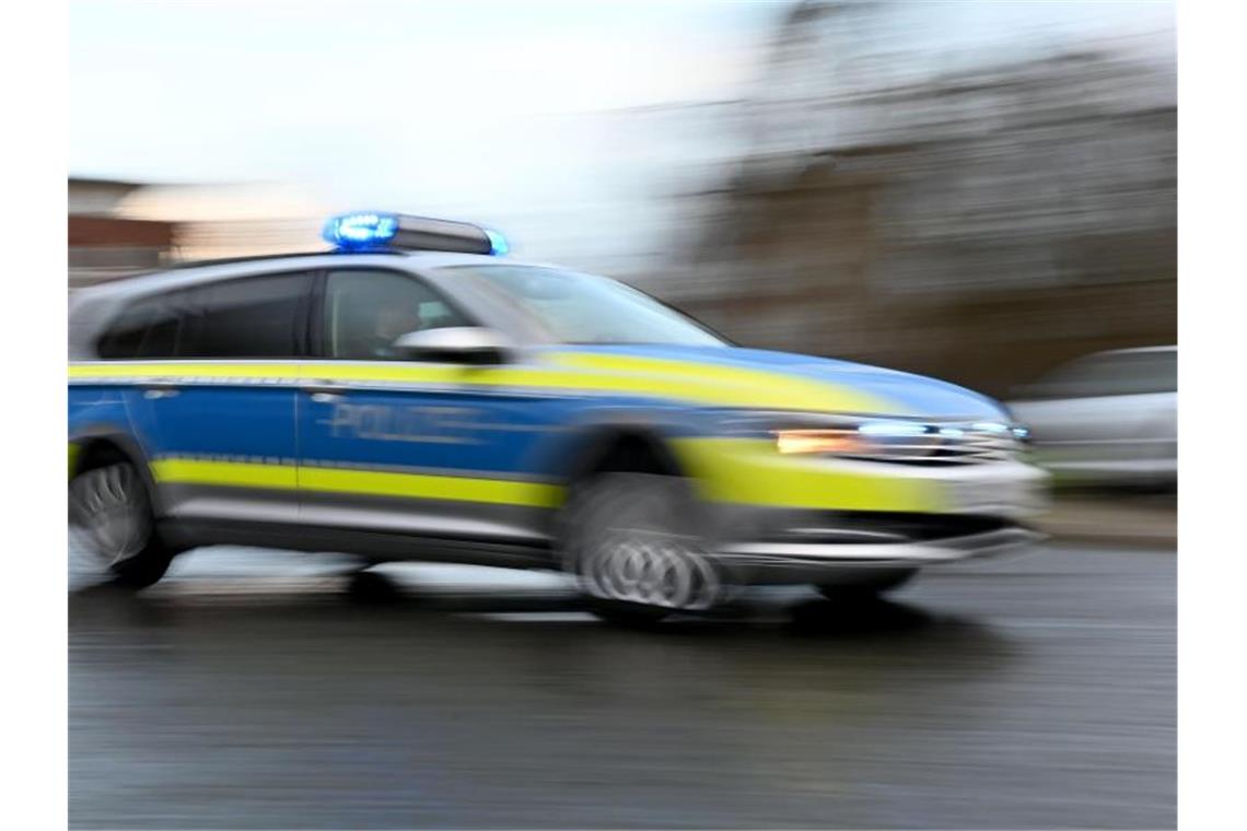 Intensive Kontrolle von Corona-Regeln Ein Streifenwagen mit eingeschaltetem Blaulicht fährt über eine Straße. Foto: Carsten Rehder/dpa/Symbolbild