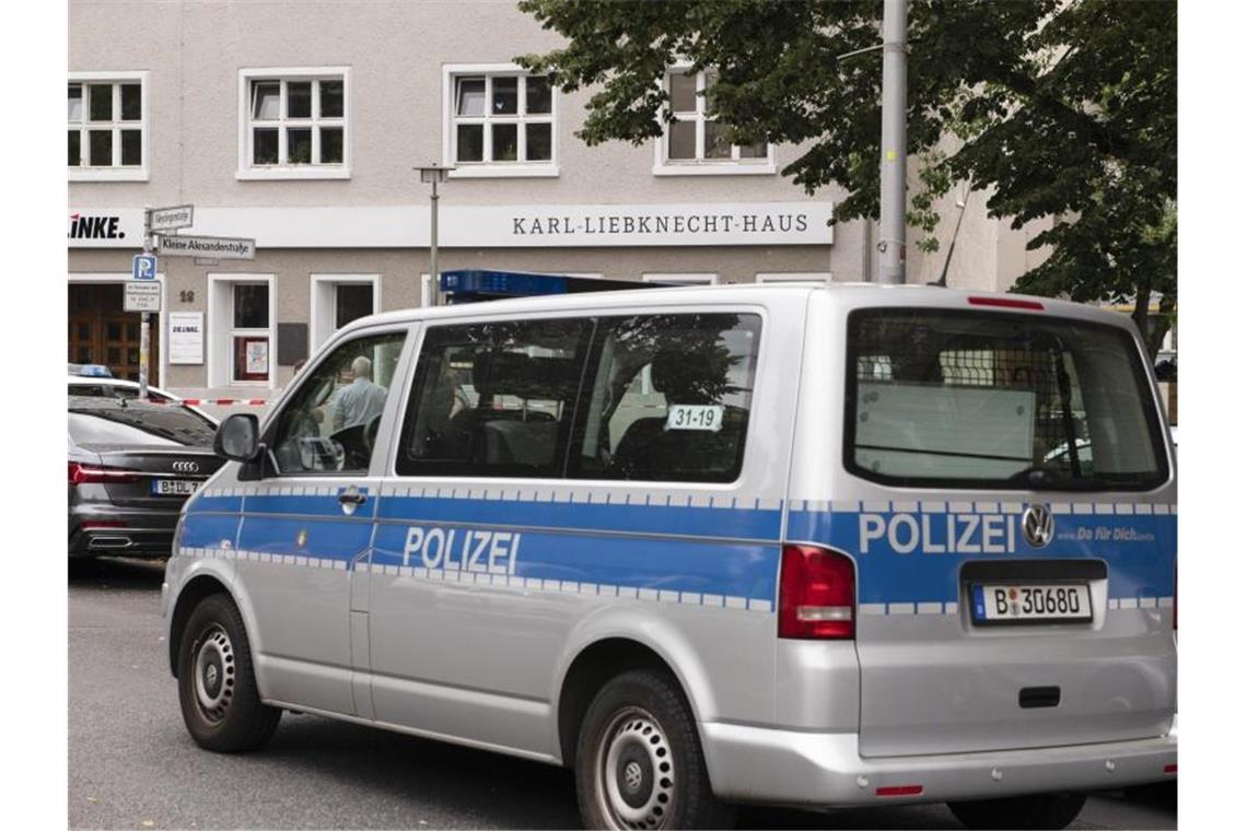 Ein Streifenwagen steht vor dem Karl-Liebknecht-Haus, der Parteizentrale der Linken. Das Gebäude ist wegen einer Bombendrohung geräumt worden. Foto: Paul Zinken