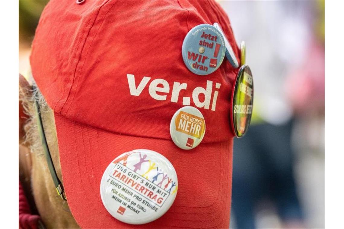 Warnstreiks im Einzelhandel auch am Samstag Ein Streikender steht bei einer Verdi-Kundgebung zur Tarifrunde im Einzelhandel in der Stuttgarter Innenstadt. Foto: Fabian Sommer/Archivbild