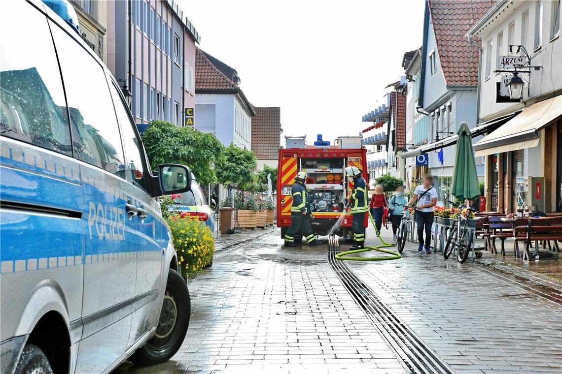 Schläger landen im Schaufenster Ein Streit in der Winnender Innenstadt endet blutig und hält Rettungskräfte, Polizei und Feuerwehr in Atem. Foto: 7aktuell.de/Kevin Lermer