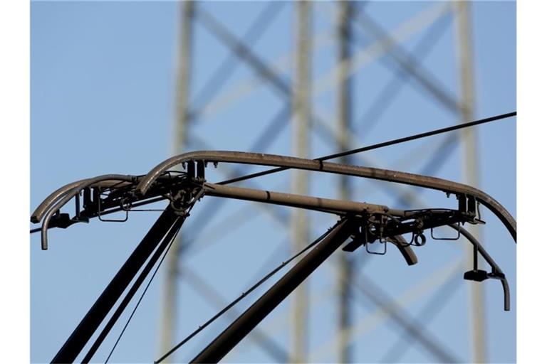 Ein Stromabnehmer ist an einer Oberleitung zu sehen. Foto: Roland Weihrauch/dpa/Symbolbild