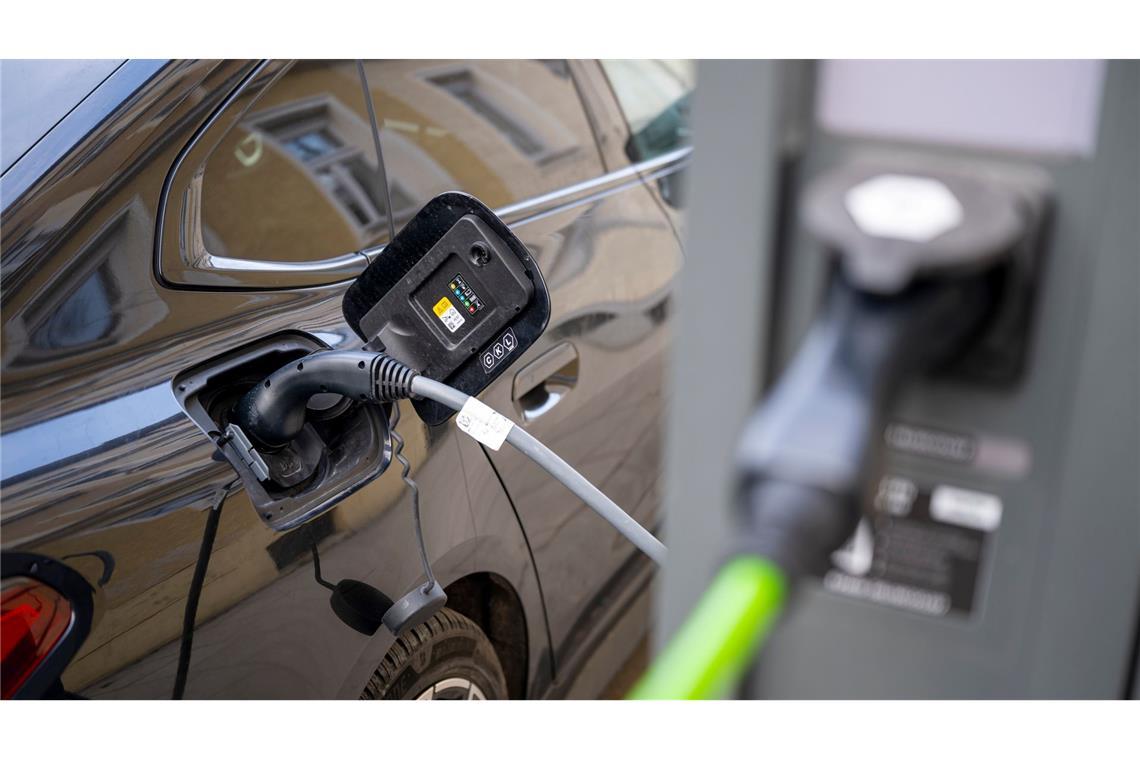 Ein Stromer beim Aufladen an einer Elektro-Ladesäule - von den Preissteigerungen, denen Nutzer von Dieselautos und Benzinern als Folge des Iran-Kriegs ausgesetzt sind, sind die Stromer-Nutzer nicht betroffen.