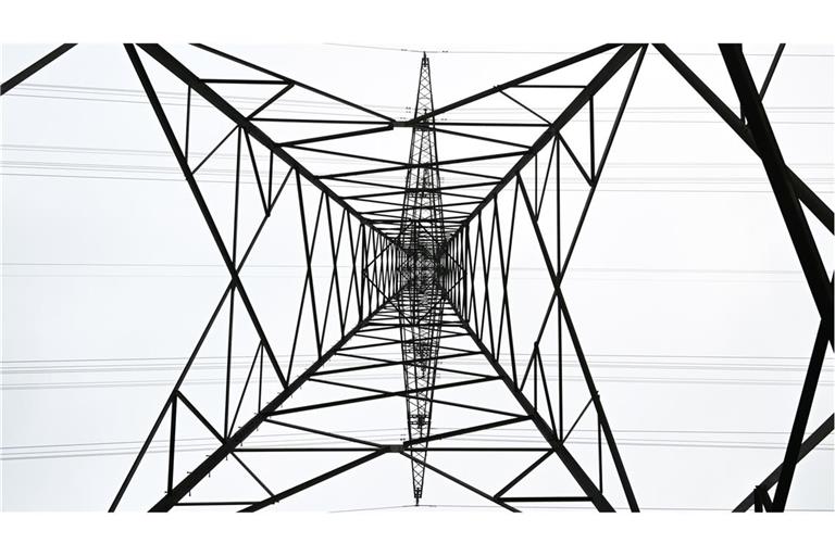 Ein Strommast einer Überlandleitung im baden-württembergischen Magstadt.