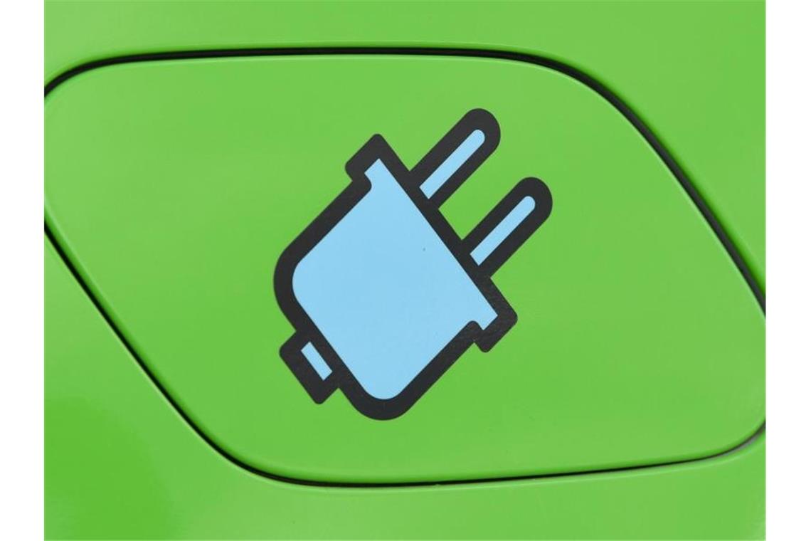 Ein Stromstecker-Symbol auf der Tankklappe eines Elektrofahrzeuges. Foto: Patrick Pleul/dpa-Zentralbild/dpa