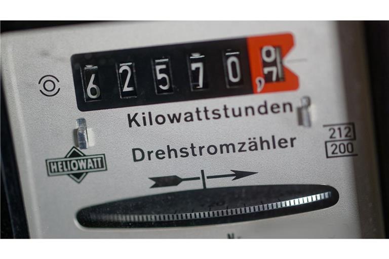Ein Stromzähler zeigt den Stromverbrauch: Weil sich  rund zehn Millionen Haushalte in Deutschland weder um einen Stromanbieterwechsel noch um einen günstigeren Tarif beim bisherigen Versorger kümmern, zahlen sie knapp 5,5 Milliarden Euro zu viel.