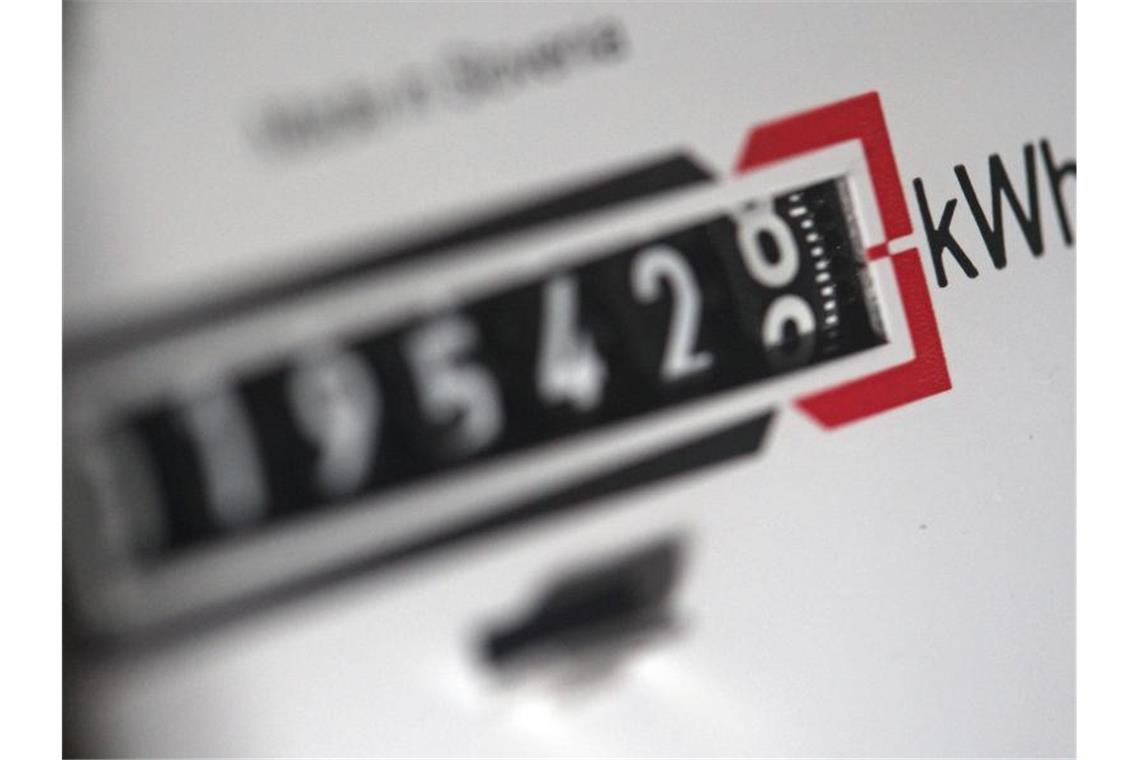 Vergleichsportal: Zu wenig Geld für Strom in Hartz-IV-Satz Ein Stromzähler zeigt in einem Mietshaus die verbrauchten Kilowattstunden an. Foto: Jan Woitas/dpa-Zentralbild/dpa