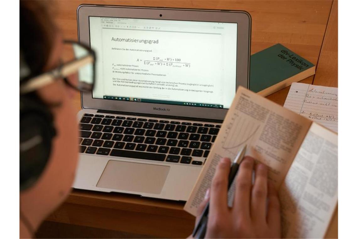 Ein Student bearbeitet ein Arbeitsblatt am Computer. Foto: Thomas Frey/dpa/Archivbild
