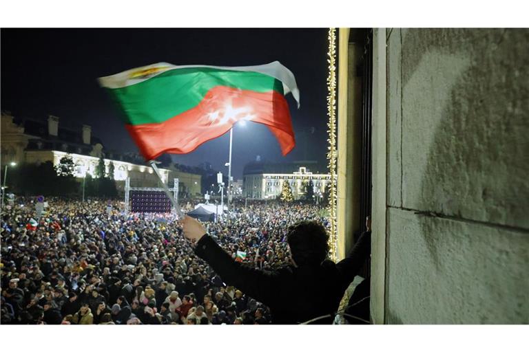 Ein Student schwenkt eine bulgarische Flagge, während eine anschwellende Menge von Zehntausenden von Bulgaren den zentralen Platz in Sofia füllt und den Rücktritt der Regierung inmitten wachsender Wut über Korruption und umstrittene Wirtschaftspolitik fordert.