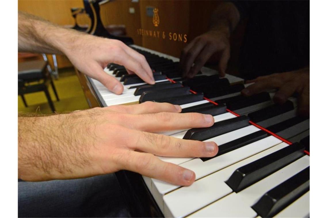 Ein Student spielt am Klvier. Foto: picture alliance / dpa/Symbolbild