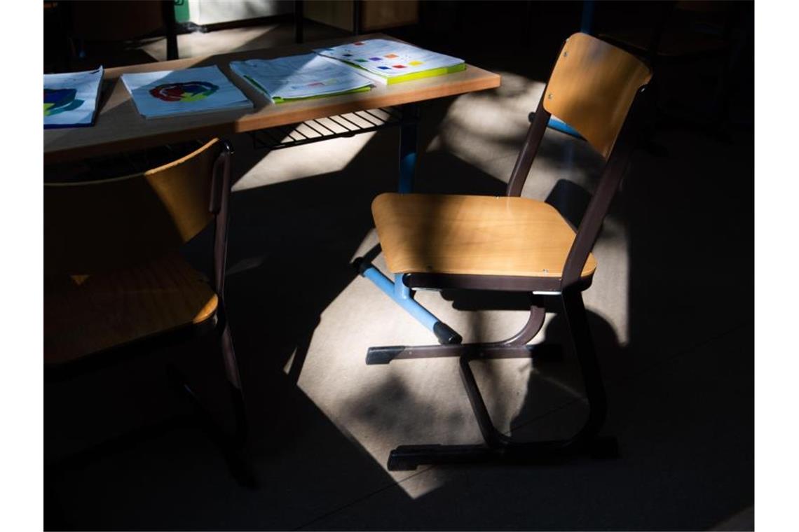Ein Stuhl steht in einem leeren Klassenraum auf einem Tisch. Foto: Julian Stratenschulte/dpa/Symbolbild