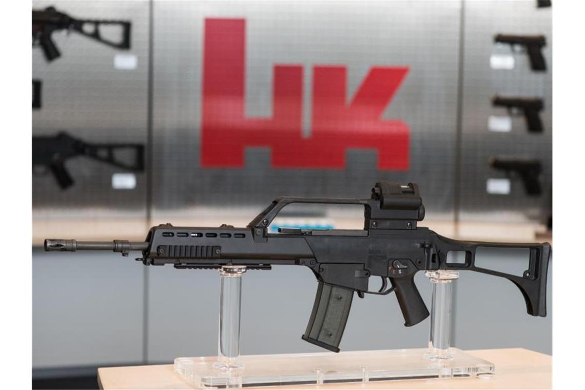Heckler & Koch modernisiert Gewehre der britischen Armee Ein Sturmgewehr G36 steht beim Waffenhersteller Heckler & Koch in einem Ausstellungsraum. Foto: Patrick Seeger/Archivbild