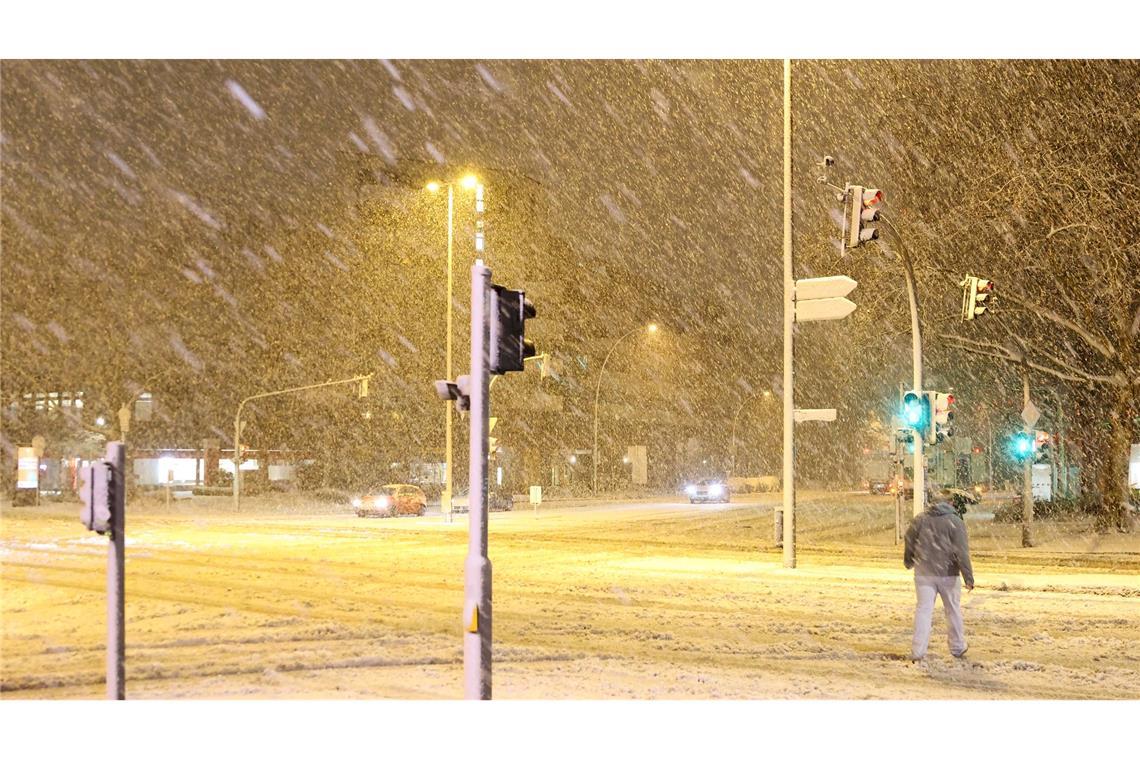 Ein Sturmtief bringt Schnee und Glatteis mit sich.