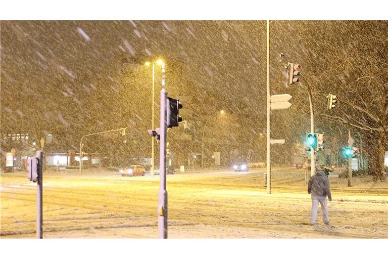 Ein Sturmtief bringt Schnee und Glatteis mit sich.