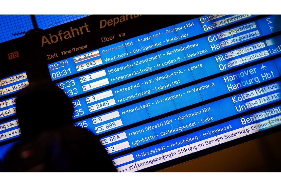 Sturmtief trifft die Bahn: Jeder zweite Fernzug verspätet Ein Sturmtief macht dem Bahnverkehr zu schaffen, viele Züge verspäten sich.