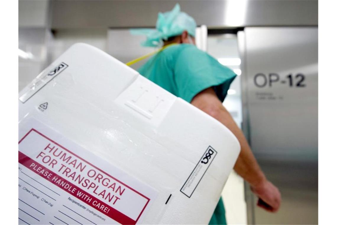 Neues Bürger-Register zu Organspenden verzögert sich Ein Styropor-Behälter zum Transport von zur Transplantation vorgesehenen Organen. Foto: Soeren Stache/dpa
