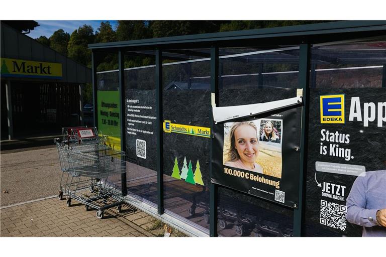 Ein Suchplakat hängt weiter an dem Supermarkt in Todtmoos, bei dem Scarlett zum letzten Mal gesehen wurde.