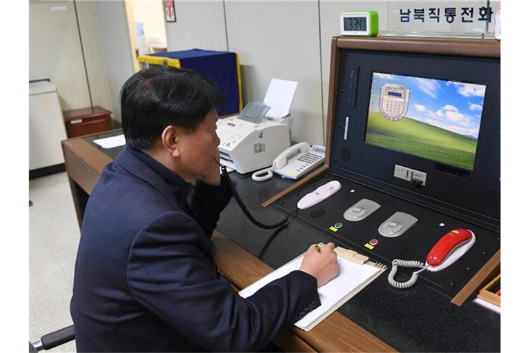 Ein südkoreanischer Regierungsbeamter kommuniziert am Telefon mit einem nordkoreanischen Offizier (Archivbild). Foto: South Korea Unification Ministry/Yonhap/AP/dpa/ARchiv