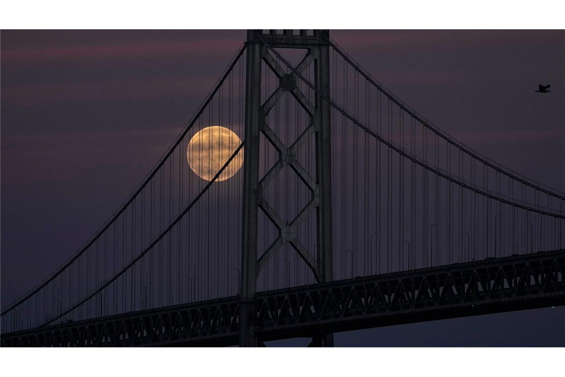 Ein Supermond geht hinter der Golden Gate Bridge in San Francisco auf.