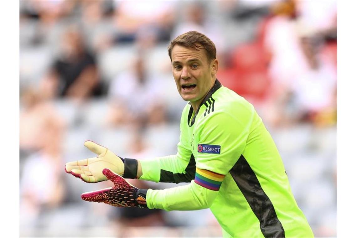 Ein Symbol dieser EM: Die Regenbogen-Kapitänsbinde von DFB-Keeper Manuel Neuer. Foto: Christian Charisius/dpa