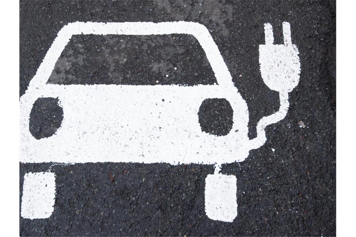 Ein Symbol für ein Elektroauto markiert einen Parkplatz neben einer E-Ladesäule. Foto: Julian Stratenschulte/dpa/Archivbild