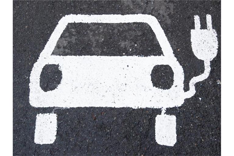 Ein Symbol für ein Elektroauto markiert einen Parkplatz neben einer E-Ladesäule. Foto: Julian Stratenschulte/dpa