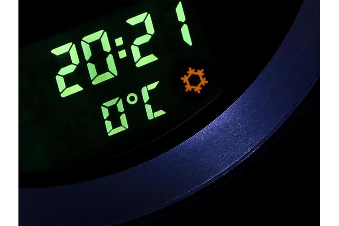 Im Südwesten wird es kühler: Glättegefahr Ein Symbol warnt am Tachometer eines Autos vor Glättegefahr. Foto: Karl-Josef Hildenbrand/dpa/Archivbild